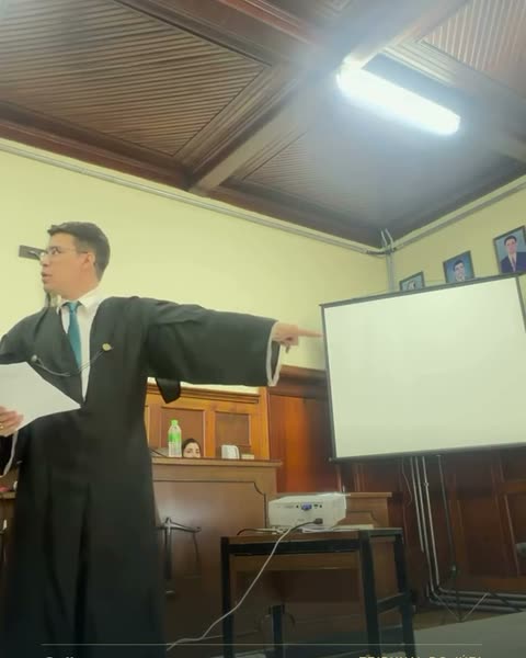 Dr. Alisson apontando para o conselho de sentença no plenário do júri