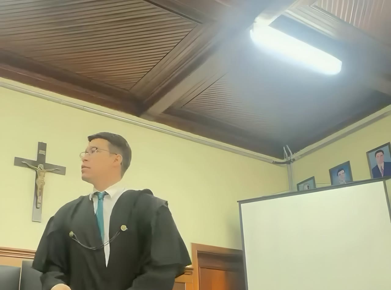 Dr. Alisson Sousa Cruz de beca no plenário do Tribunal do Júri